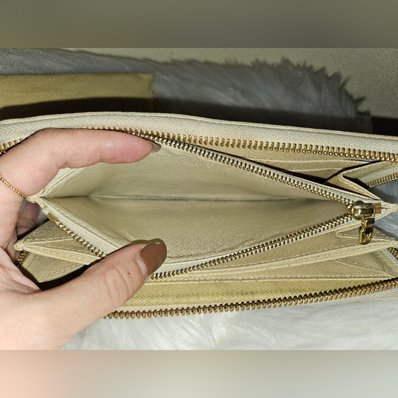 ❌SOLD❌ 🤍Louis Vuitton Damier Azur Zippy🤍 - Picture 3 of 14